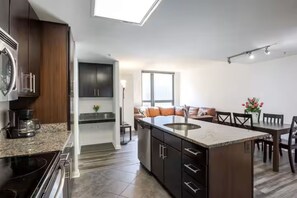 Premium Apartment, 2 Bedrooms, City View | Private kitchen | Full-sized fridge, microwave, oven, stovetop - Pentagon Luxe Apartments (Arlington)