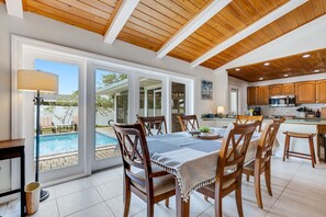 Dining - Relaxing Clearwater Retreat: 3BR/3BA with Private Pool & Parking (Clearwater)