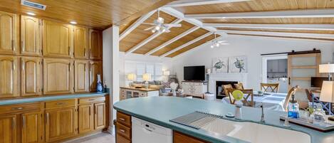 Frigorífico, microondas, horno y lavavajillas