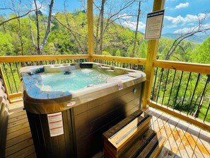 Outdoor spa tub - Tyme to Chill: Free Attraction Tickets, Mountain Views, Hot Tub, Pool Table & In Wears Valley (Sevierville)