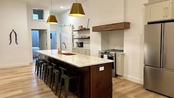 Geladeira, micro-ondas, fogão, cooktop