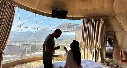 Romantic Getaway: Luxury Glamping with Spectacular Views of the Arenal Volcano.