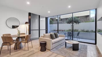 Apartment, 1 King Bed, Non Smoking, Kitchen | Living area