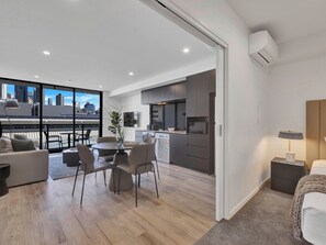 Appartement, 1 très grand lit, non-fumeurs, cuisine | Coin séjour | Télévision à écran plat de 42 pouces avec chaînes numériques