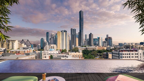 Piscina en la azotea con vistas al horizonte urbano, una mesa con una revista y una bebida, y sillones de descanso.