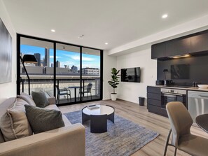 Apartment, 1 King Bed, Non Smoking, Kitchen | Living area