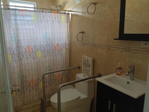 Dusche, Bidet, Handtücher, Toilettenpapier