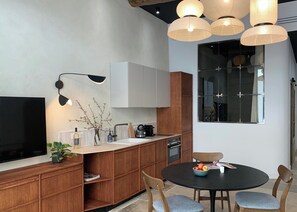Fridge, microwave, oven, stovetop - Home Chic Home - Les Suites de La Comédie - Suite3 (Montpellier)