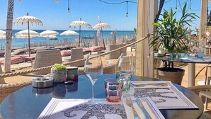 A table set for dining with a view of the beach and ocean. - Home Chic Home - Les Suites de La Comédie - Suite3 (Montpellier)