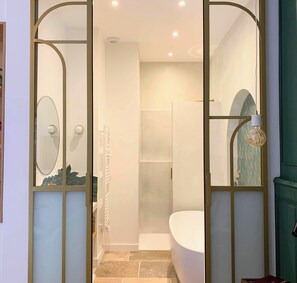 Dusche, Haartrockner, Handtücher