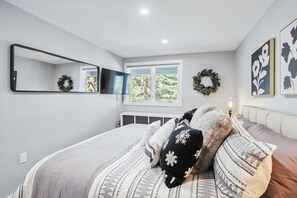 2 bedrooms, iron/ironing board, travel crib, free WiFi - New Listing! Phenomenal Location and Remodel! (Breckenridge)