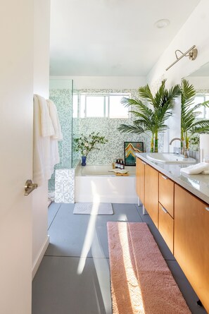 Dusj, miljøvennlige toalettsaker, hårføner og håndklær