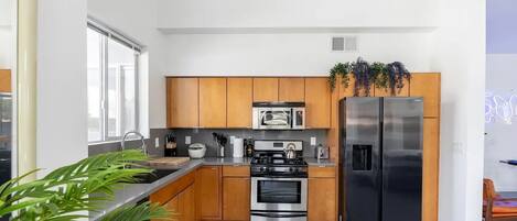 Réfrigérateur, micro-ondes, four, plaque de cuisson