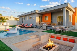 Utendørsbasseng og et oppvarmet basseng