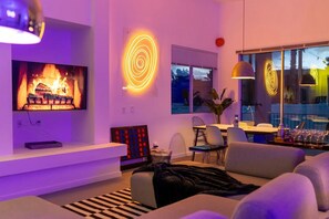 Interior - Stylish Pool House w/ Firepit, Arcade, Billiards & more! Family Friendly (Desert Hot Springs)