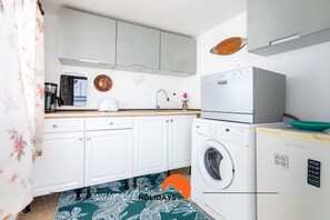 Kylskåp, diskmaskin, kaffe- och tebryggare och vattenkokare