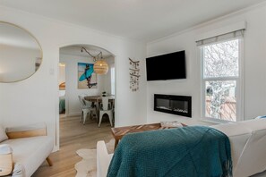 Smart TV, fireplace