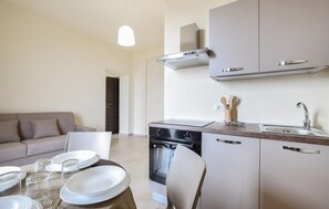 Kühlschrank, Ofen, Kochgeschirr/Geschirr/Besteck