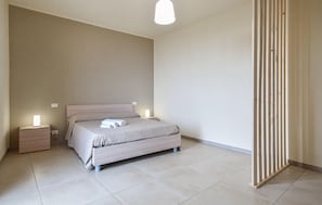 Travel cot, free WiFi, bed sheets