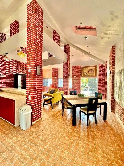Large multi-family home, pet-friendly, 100mts from the beach, large parking.