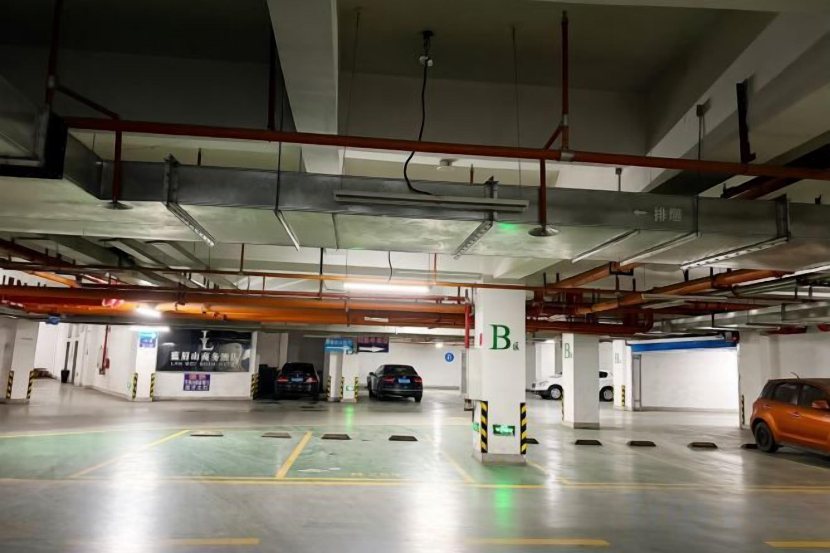 Un estacionamiento con varios niveles y señalización clara, incluyendo una 'B' destacada que marca un área específica.