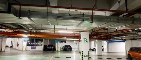 Un estacionamiento con varios niveles y señalización clara, incluyendo una 'B' destacada que marca un área específica.