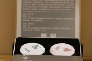 Een doos met twee genummerde voorwerpen, mogelijk producten of souvenirs.