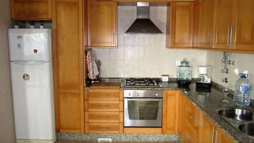 Fridge, oven, dishwasher, coffee/tea maker