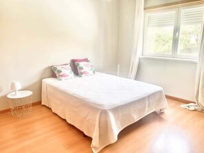 3 bedrooms, WiFi, bed sheets - Casa Elsa (Atalaia)