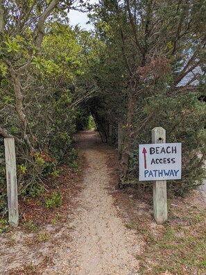 Property grounds - NEW LISTING! Cozy, cool beach box. Quick walk to the beach! (Rodanthe)
