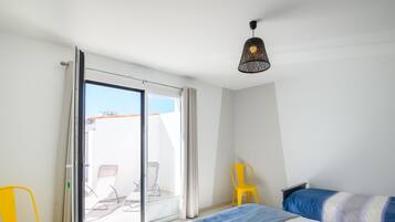 6 bedrooms, iron/ironing board, WiFi