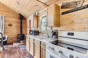 Fridge, microwave, oven, stovetop - Mountain Cabin surrounded by woods and views + Hot Tub (Jefferson)