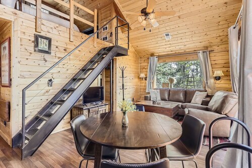 Mountain Cabin surrounded by woods and views + Hot Tub