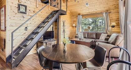 Mountain Cabin surrounded by woods and views + Hot Tub