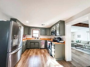 Kjøleskap, mikrobølgeovn, ovn og kokeplater