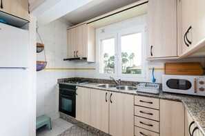 Kühlschrank, Mikrowelle, Ofen, Wasserkocher mit Kaffee-/Teezubehör