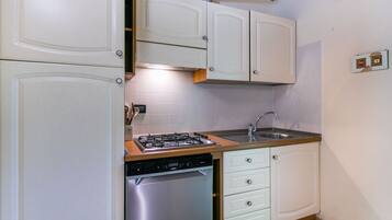 Frigorifero, microonde, lavastoviglie, pentole/stoviglie/utensili