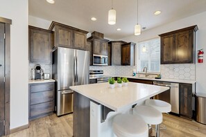 冷蔵庫、電子レンジ、オーブン、コンロ