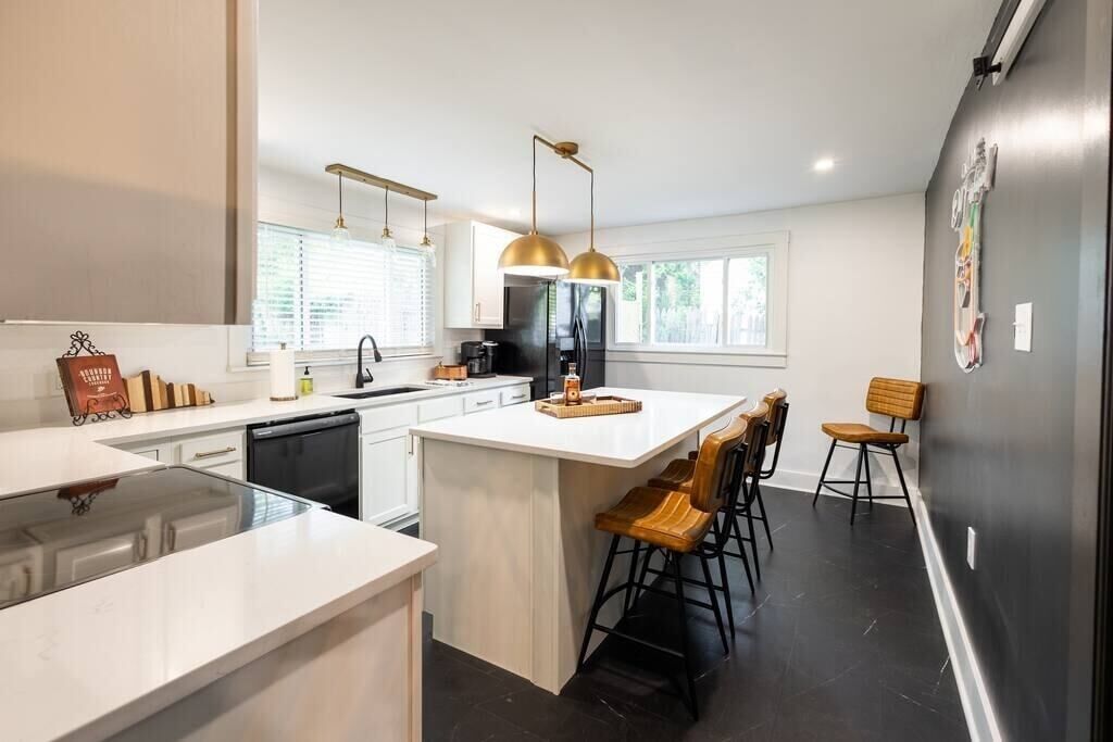 Kylskåp, mikrovågsugn, ugn och spishäll