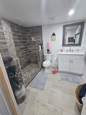 Shower, towels, soap, shampoo - Vacation home near the beaches!. (Pocomoke City)