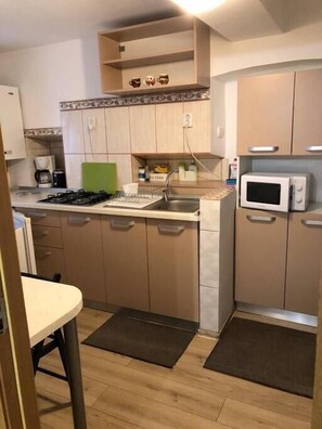 Fridge, microwave, stovetop, coffee/tea maker - Sun Studio in Old Town · Quiet and Cozy (Brașov)