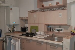 Geladeira, micro-ondas, cooktop, cafeteira/chaleira