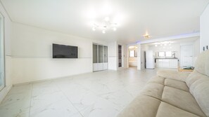 Basic Room, 3 Bedrooms (Room 204) | 1 bedroom, free WiFi - Seonjaedo Gaekkul House pet Pension (Incheon)