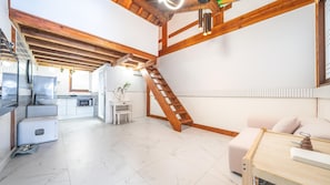 ห้องเบสิก, 1 ห้องนอน (Room 201 (Half Ocean View + BBQ Area)) | 1 ห้องนอน, Wi-Fi ฟรี