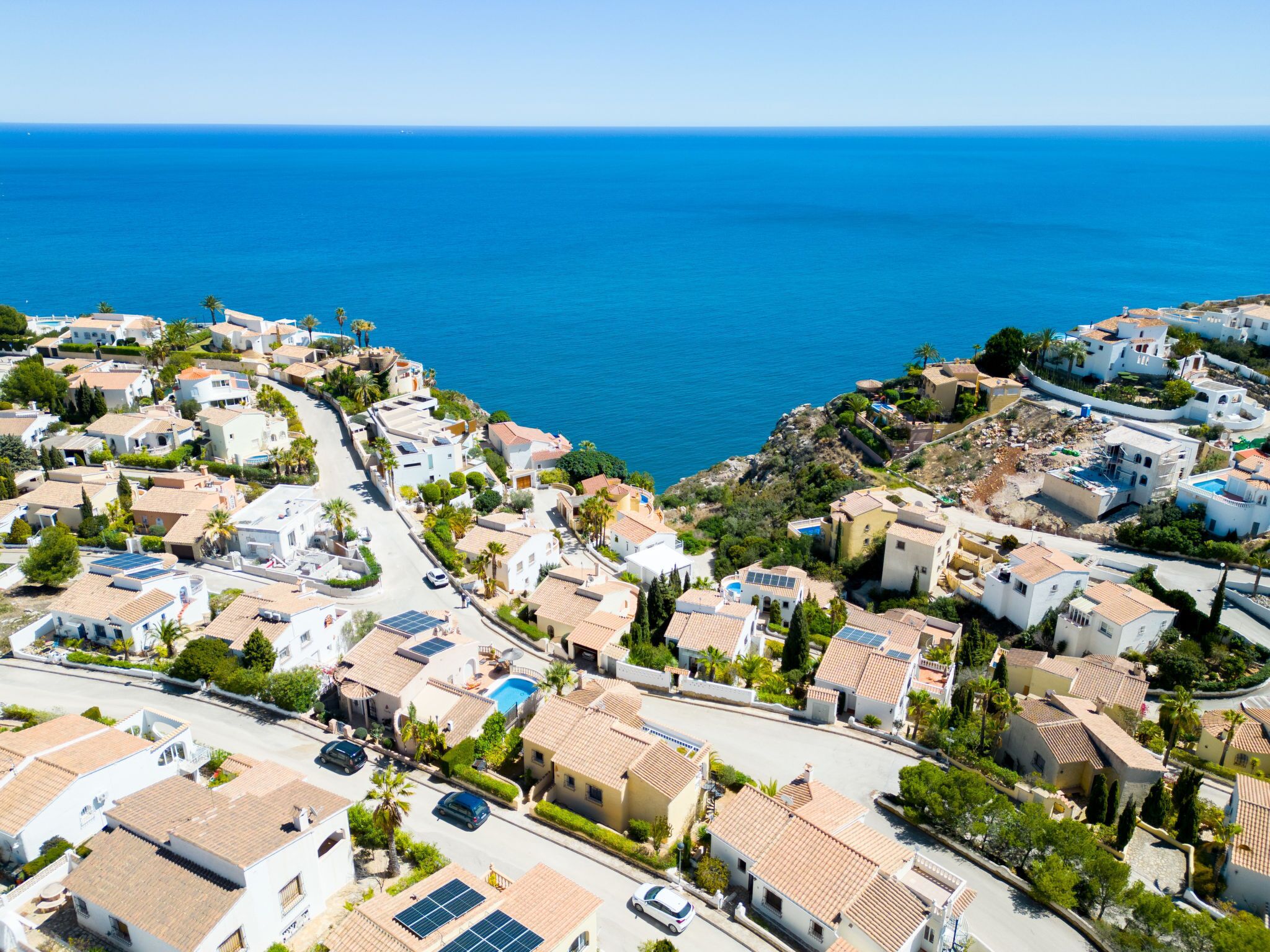 Una zona residenziale sul lungomare, con case, strade e vista sul mare.