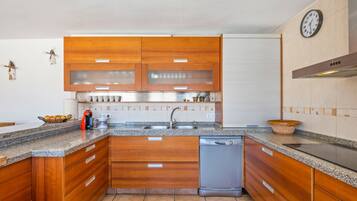 Réfrigérateur, micro-ondes, four, lave-vaisselle