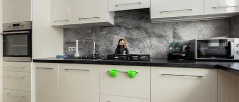 Frigorifero, microonde, forno, piano cottura