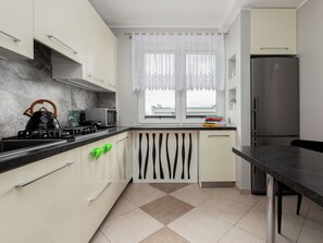 Kylskåp, mikrovågsugn, ugn och spishäll