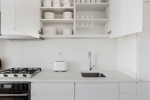 Réfrigérateur, micro-ondes, four, plaque de cuisson