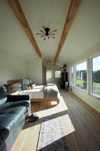 Casita: Near Wineries & Keuka Lake: 100"Projector